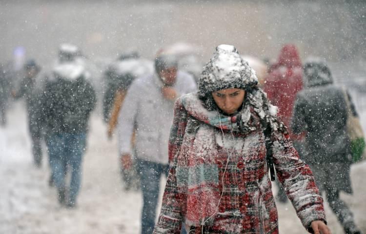<p><em>Hava sıcaklığının kuzey, iç ve batı kesimlerde 6-12 derece azalarak mevsim normallerinin altına inmesi, çarşamba günü kuzeybatı kesimlerden başlayarak tekrar artması bekleniyor.</em></p>

<p> </p>
