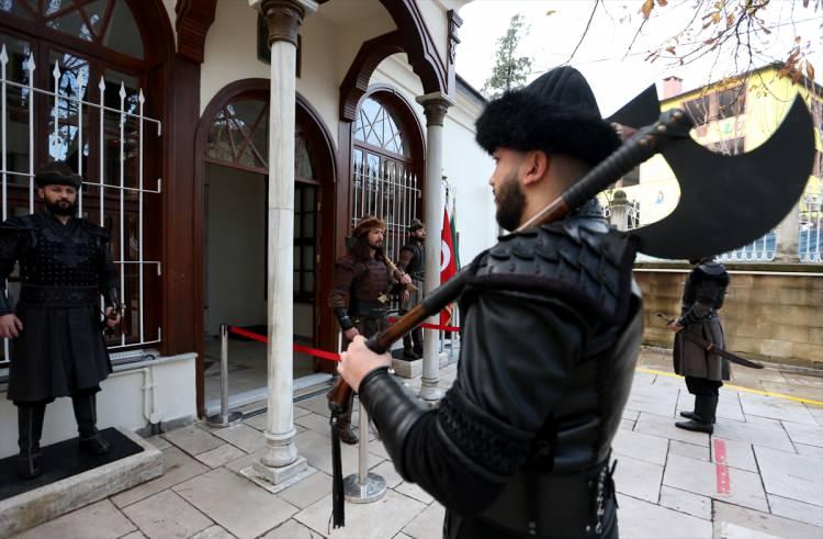 <p>2022'de ziyaretçi sayısı 1 milyon 300 bini aştı</p>
<p>Almanya'dan Bursa'ya ziyarete gelen Hasip Kızılırmak, türbelerde dua ederken ve saygı nöbeti değişimini izlerken farklı duygular yaşadıklarını vurguladı.</p>