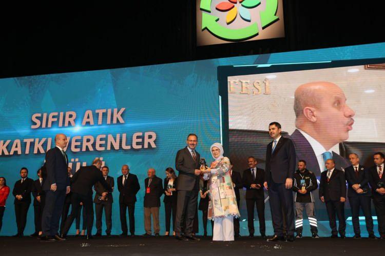 <p>Bakan Kurum, ödül töreninin sonunda Emine Erdoğan Hanımefendi'ye sanatçı Deniz Sağdıç'ın atık malzemelerle yaptığı eseri olan nesli tükenmiş Kauai kuşunun tablosunu hediye etti.</p>
<p> </p>
