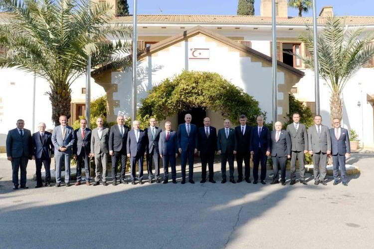 <p>KKTC önemli bir toplantıya ev sahipliği yaptı. Türkiye, Azerbaycan ve Kuzey Kıbrıs'tan heyetler Lefkoşa'da buluştu. Üç ülkenin iktidar partileri ilk kez Kıbrıs'ta ilk kez bir araya geldi.</p>
