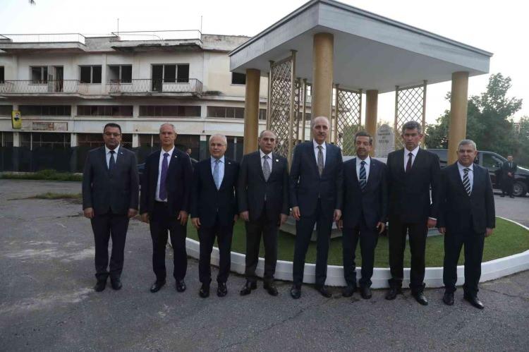 <p>AK Parti Genel Başkanvekili Numan Kurtulmuş ile Yeni Azerbaycan Partisi Genel Başkanvekili Tahir Budagov, Kuzey Kıbrıs Türk Cumhuriyeti'nin (KKTC) Gazimağusa ilçesinde Suriçi ve Maraş bölgelerinde incelemelerde bulundu.</p>
