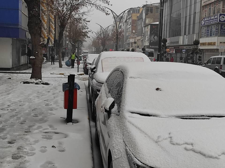 <p>İpekyolu Belediyesi’ne bağlı temizlik işçileri de, cadde kenarlarındaki kaldırımlarda kar kürekleriyle temizlik yaptı.</p>