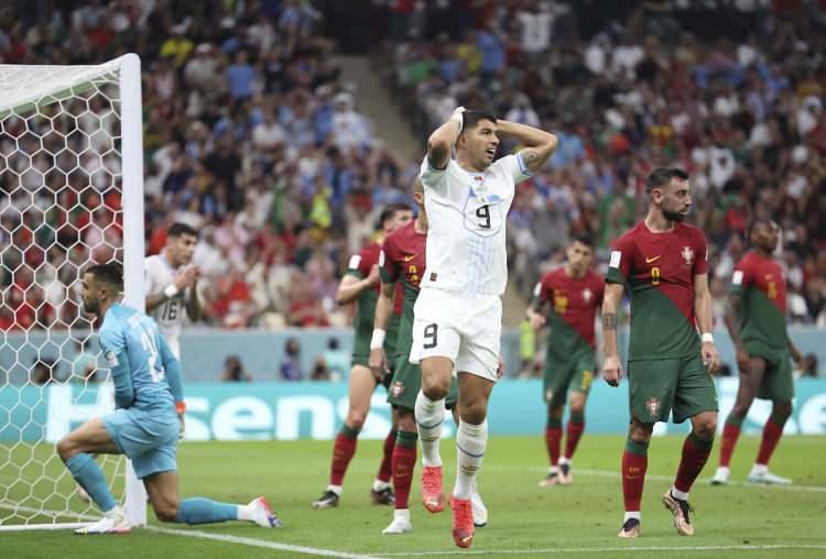 <p><strong>Uruguay gruplarda veda etti</strong><br />
<br />
Cristiano Ronaldo'nun kaptanlığını yaptığı Portekiz, H Grubu'nu lider tamamlasa da Ronaldo'nun grup maçlarındaki performansı eleştiri konusu oldu. Turnuvanın en güçlü ekiplerinden biri olarak gösterilen Uruguay, Güney Kore ve Portekiz'in arkasında kalarak milyonluk yıdızarıya eve dönmek zorunda kaldı.</p>
