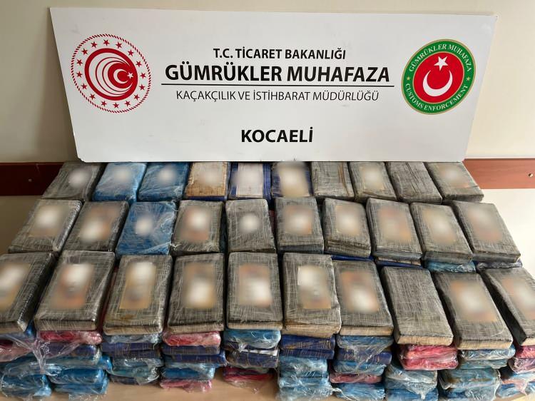 <p>Yaptıkları bir araştırmanın sonucuna ilişkin verileri paylaşan Soylu, <strong>"Uyuşturucuya başlama sebepleri arasında yüzde 34 ile birinci sırada merak, yüzde 22,6 ile ikinci sırada özenme, yüzde 15,5 ile üçüncü sırada arkadaş ısrarı geliyor. Dolayısıyla gençlerimizi ve ailelerimizi bu konuda ne kadar bilgilendirirsek merakı da özeni de kırarız. Bilerek veya bilmeyerek özendiren yayınların veya başka kaynakların üzerindeki baskıyı da arttırırız."</strong> ifadelerini kullandı.</p>