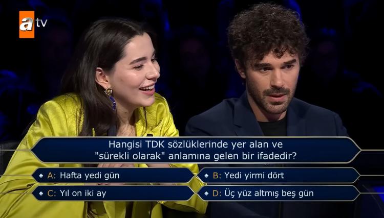 <p><span style="color:#000000"><strong>"Hangisi TDK sözlerinde yer alan ve sürekli olarak anlamına gelen bir ifadedir?" sorusunu açtıran ünlü oyuncular A- Haftada yedi gün, B- Yedi yirmi dört, C- Yıl on iki ay ve D- Üç yüz altmış beş gün seçenekleri arasında kararsızlık yaşadı. </strong></span></p>
