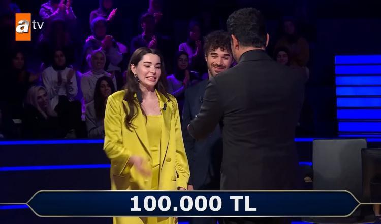 <p><span style="color:#000000"><strong>Ünlü oyuncuları tebrik eden Kenan İmirzalıoğlu, kazandıkları büyük ödülün çocuklar için kullanılacağını bir kez daha belirtti. </strong></span></p>
