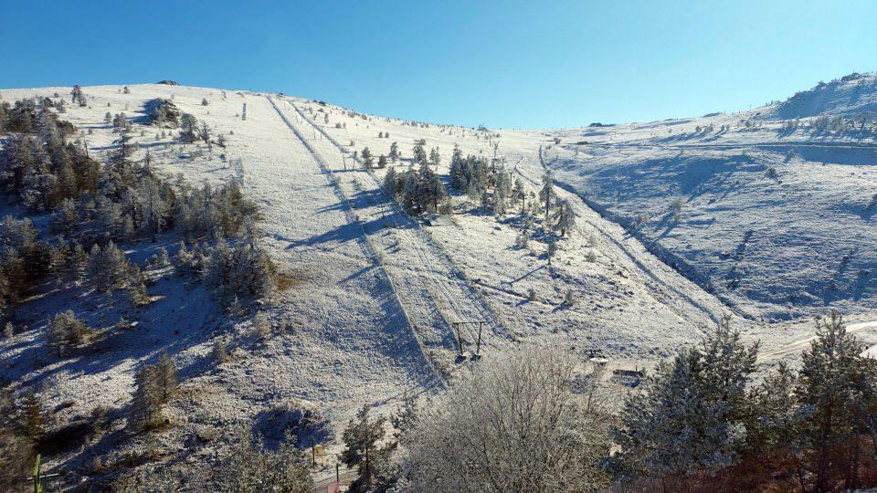 <p>Meteoroloji Genel Müdürlüğü 1700 Otomatik Meteoroloji Gözlem İstasyonu'ndan alınan il ve ilçelere ait meteorolojik parametrelerde, dün gece Bolu, Türkiye'nin en soğuk ili olarak kayıtlara geçti. </p>
