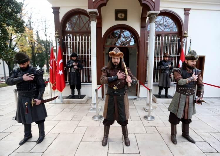 <p>Bu arada, Bursa Büyükşehir Belediyesi verilerine göre, Tophane'deki Osman Gazi ile oğlu Orhan Gazi'nin türbeleri bu yıl 1 milyon 354 bin 300 yerli ve yabancı turist tarafından ziyaret edildi.</p>