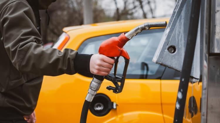 <p>8 Aralık'ta motorine 1 lira 90 kuruş, benzine 2 lira 15 kuruş indirim</p>