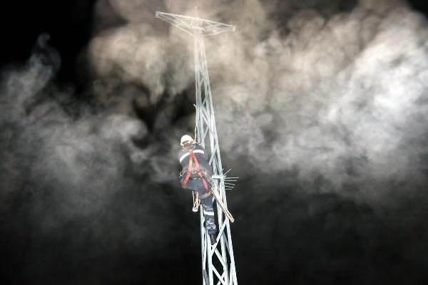 <p>Bitlis'te elektrik dağıtım şirketinin arıza ekipleri yeni yıla, hava sıcaklığının sıfırın altında 17 derece, kar kalınlığının ise yaklaşık 1 metreyi bulduğu bölgede meydana gelen arızayı gidererek girdi. </p>
