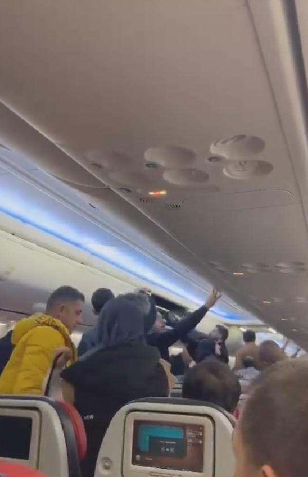 <p>Trabzon Havalimanı'nda, dün saat 16.40'da, Trabzon-İstanbul seferi gerçekleştirecek olan uolcu uçağında İsrail uyruklu A.M.R. (34), uçuş öncesi yolcuların cep telefonlarına 'AirDrop' uygulamasıyla, havada yanan uçak fotoğrafı yolladı.</p>