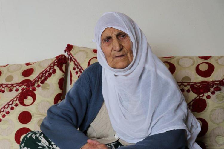 <p>İHA muhabirine konuşan 56 yaşındaki Mahmut Kaya, annesin nüfus cüzdanına göre 100 yaşında olduğunu ama nüfusa geç kaydedildiği için gerçek yaşının 110 olduğunu belirtti. Annesinin sadece süt ürünleriyle beslendiğini ve beslenmesine çok dikkat ettiğini ifade eden Kaya, “Annem ekmek, peynir, cacık gibi süt ürünleriyle besleniyor ve et yemiyor. </p>
