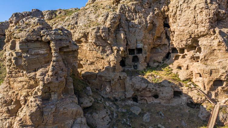 <p>Ayhan, sanal dünya ve dijital teknoloji üzerinden insanlara ulaşmayı hedeflediklerine işaret ederek, "İlimizin bilinirliğini ve tanınırlığını artırarak bu tür çalışmalarla video ve fotoğraflarla sahip olduğumuz güzellikleri iyi bir şekilde anlatmamız lazımdı." diye konuştu.</p>
<p> </p>