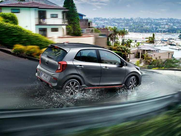 <p><strong>Kia Picanto</strong>’nun 67 beygir güç ve 96 Nm tork üreten üç silindirli 1,0 litrelik benzinli ünitenin karma yakıt tüketimi 100 km’de <strong>4,7 litre</strong> (fabrika verilerine göre).</p>
