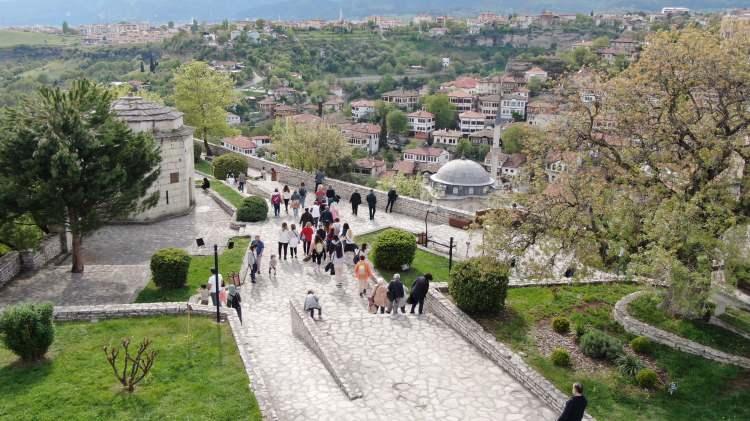 <p><strong>Çünkü kitlesel yoğun turistlerin gelip kente hiçbir şey bırakmaması bu kente zarar vermekten başka bir şey yapmıyordu. Başından beri anlatmaya çalıştığımız nitelikli derken alım gücü yüksek, kültür turizminden anlayan, kente gelip günü birlik gitmeyen turistler hedefimizde. </strong></p>
