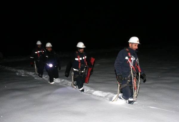 <p>Dondurucu soğukta enerji nakil hattı direğine tırmanan çalışanlar, arızayı onararak Çalıdüzü köyünün yeni yıla aydınlık girmelerini sağladı.</p>

