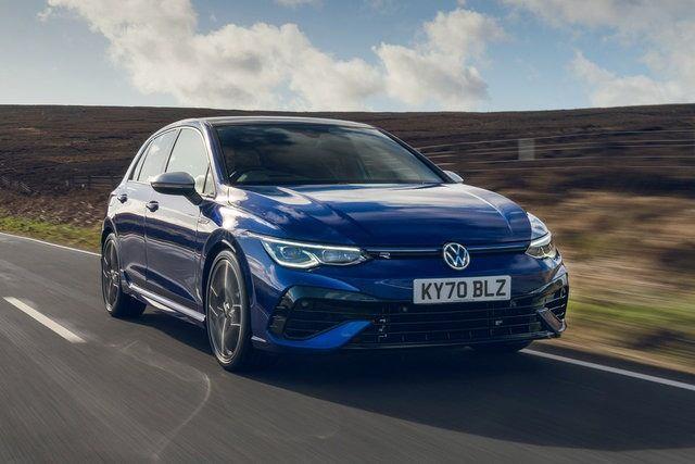 <p><strong>VOLKSWAGEN GOLF R</strong></p>

<p>2.0 TSI motora sahip otomobil, eskisinden 20 beygir daha fazla güçlü üretiyor. Otomobilin gücü 320 beygir ve torku da 420 Nm olarak açıklanıyor.</p>

