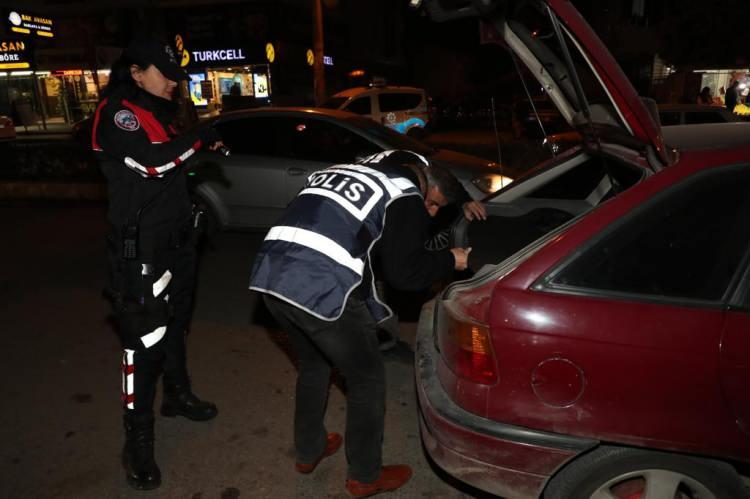 <p>Trafik güvenliğinin sağlanması amacıyla; şehir içi ve şehir dışı karayollarında araç ve seyahat yoğunluğunun yaşanabileceği alanlar/güzergâhlar ile yaya hareketliliğinin oluşacağı noktalarda trafik tedbirleri yoğunlaştırılacak. Şehirlerarası otobüs terminallerinde, ara duraklarda ve karayolu güzergâhları üzerinde yapılan denetimlerde otobüslerin takograf, kış lastiği, ışık donanımı ve diğer teknik donanımlar denetlenecek.</p>
