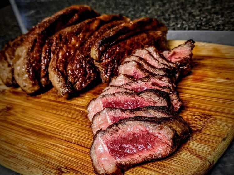<p><strong>2. BREZİLYA - PİCANHA (RUMP CAP)</strong></p>

<p><strong>Brezilya'nın meşhur yemeklerinden birisi olan Picanha, taze kesilmiş ve bekletilmiş sığır etinden yapılır. Pikanya olarak okunan geleneksel yemek şişe geçirilerek ve deniz tuzu ile baharatlanarak pişirilir. Sığır etinin sırt kısmından sadece iki parça çıkarılır ve oldukça pahalı etlerden birisidir.</strong></p>
