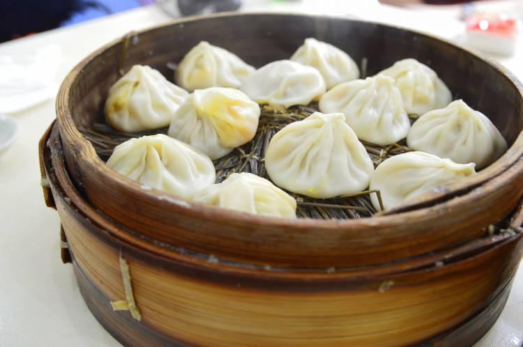 <p><strong>4. ÇİN - TANGBAO </strong></p>

<p><strong>Çin mantısı olarak da bilinen Tangbao buharda pişirilir. İçerisinde kıyma bulunur ve çorba gibi sulu şekilde servis edilir. </strong></p>
