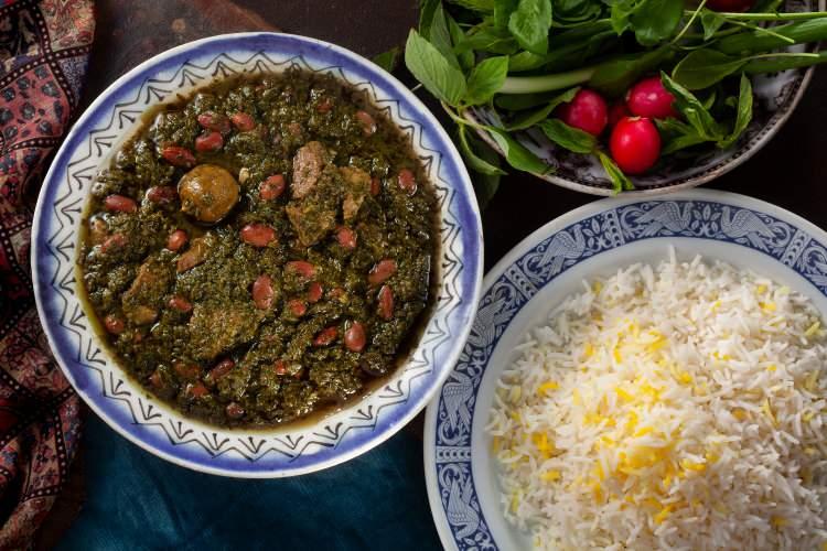 <p><strong>8. İRAN - GHORMEH SABZİ</strong></p>
<p><strong>İran'ın ulusal yemeklerinden birisidir. Genellikle kıyılmış maydanoz, kişniş ve frenk soğan ile yapılan kızarmış otlardan oluşur.</strong></p>