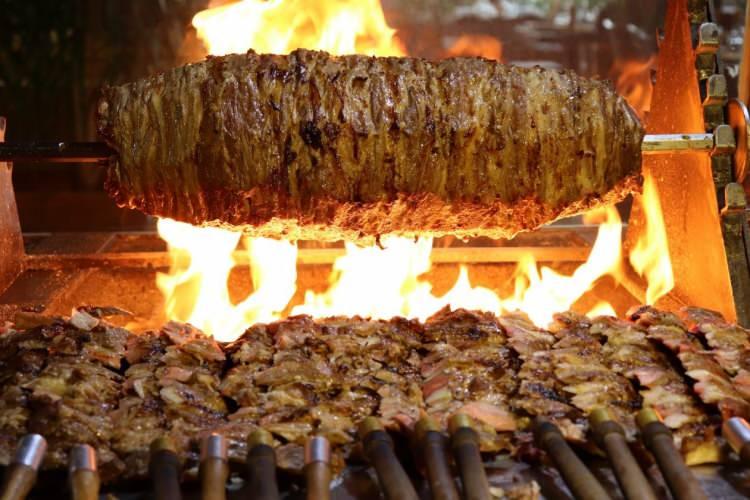 <p><strong>9. TÜRKİYE - CAĞ KEBABI</strong></p>

<p><strong>Oğlak ve kuzu etinden yapılan Cağ kebabı listenin 9. sırasında yer alıyor. Cağ kebabı ile meşhur olan ilimiz Erzurum'dur. Odun ateşinde pişirilerek hazırlanır.</strong></p>
