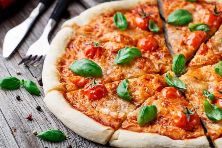<p><strong>11. İTALYA - PİZZA MARGHERİTA</strong></p>

<p><strong>Listenin 11. sırasında İtalya'nın en sevilen lezzetlerinden birisi olan Mozzarella peynirli Margherita yer alıyor.</strong></p>
