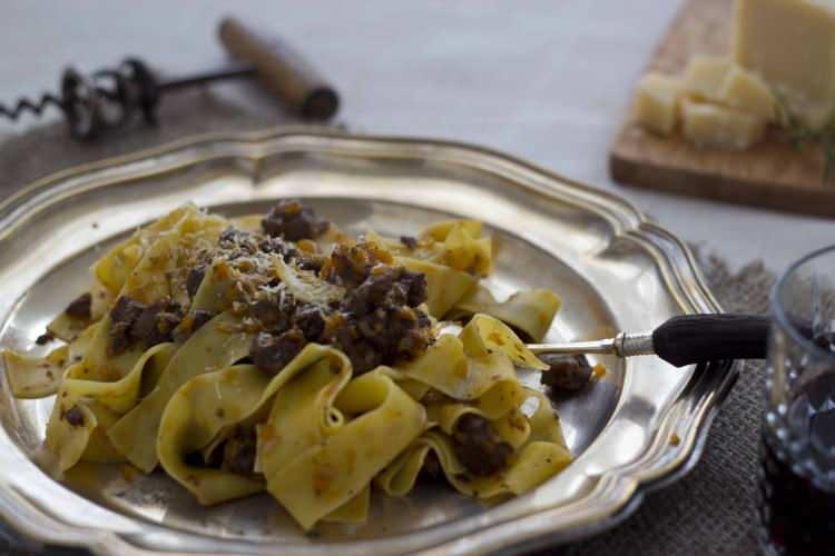 <p><strong>19. İTALYA - PAPPARDELLE AL CİNGHİALE</strong></p>
<p><strong>İtalya'nın özellikle Toskana bölgesinde meşhur olan makarna zengin bir tada sahiptir.</strong></p>