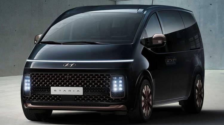 <p><strong>Hyundai Staria</strong></p>
<p>Önümüzdeki yılın ikinci çeyreğinde piyasaya sürülmesi beklenen Staria, Hyundai’nin değişen tüketici ihtiyaçlarına amaca yönelik, yenilikçi özellikler sunarak ve şirketin ‘İnsanlık için İlerleme’ vizyonu doğrultusunda araç içi seyahat deneyimlerini yeniden tanımlıyor.</p>