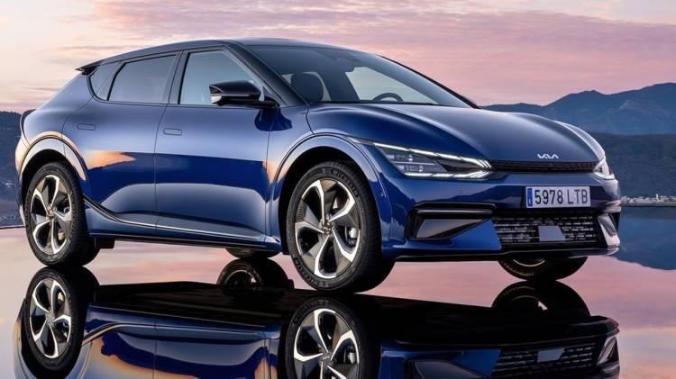 <p><strong>Kia EV6</strong></p>
<p>Yepyeni Kia EV6, tamamen elektrikli araç pazarına; uzun menzilli, sıfır emisyonlu güç, yüksek teknolojili 800V ultra hızlı şarj ve farklı crossover stiliyle önümüzdeki yıl ikinci çeyrekte katılıyor.</p>