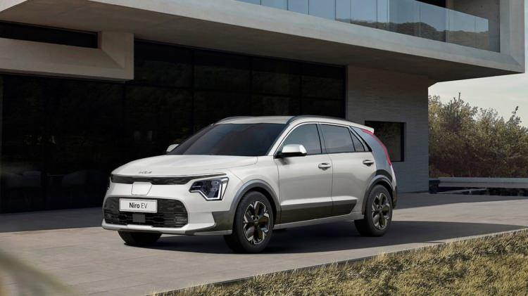 <p><strong>Kia Niro</strong></p>
<p>Kia’nın sürdürülebilirliğe olan bağlılığının açık bir ifadesi ve gelecekteki model geliştirmenin bir göstergesi olarak tamamen yenilenen Kia Niro, dördün çeyrekte yollara çıkmaya hazırlanıyor.</p>