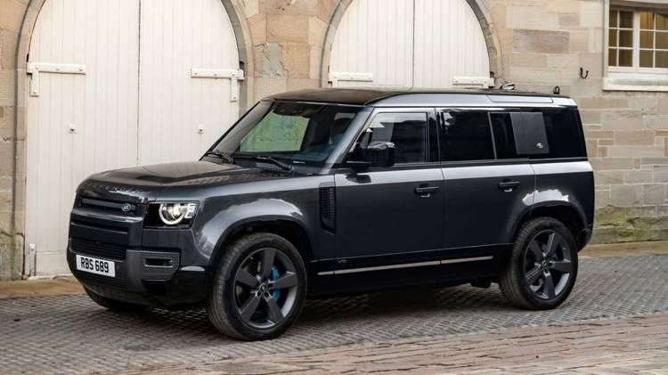 <p><strong>Land Rover Defender 130</strong></p>
<p>3 sıra koltuk düzeniyle genişleyen Defender, 2022 yılının üçüncü çeyreğinde yüzünü gösterecek.</p>