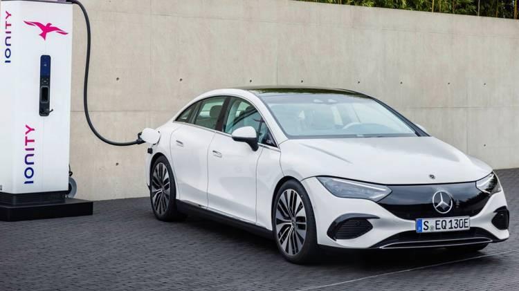 <p><strong>MERCEDES EQE</strong></p>
<p>EQS’nin piyasaya sürülmesinden sadece birkaç ay sonra tanıtılan yeni EQE’nin ekonomik ve spor versiyonlarıyla önümüzdeki yılın ikinci çeyreğinde ülkemize adım atması bekleniyor.</p>
