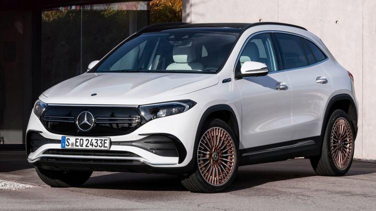 <p><strong>MERCEDES EQA</strong></p>
<p>GLA ile yakın arkadaş olan EQA, 500 kilometrenin üzerine çıkabilen menziliyle 2022 ilk çeyreğinde yollara çıkmaya hazırlanıyor.</p>