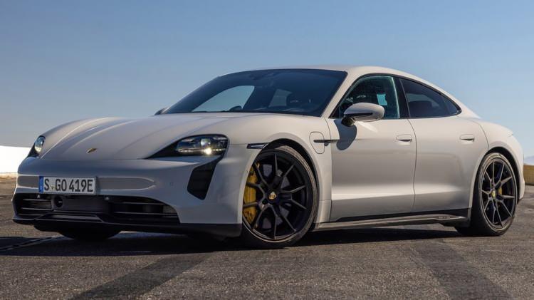 <p><strong>Porsche Taycan GTS ve Sport Turismo</strong></p>
<p>504 km’ye kadar menzile sahip yeni spor modeller 600 beygire yakın gücüyle yılın ilk çeyreğinde Türkiye yollarına çıkacak.</p>