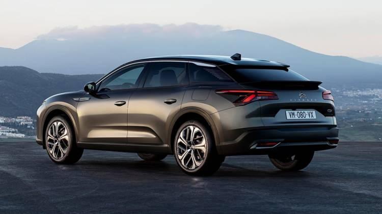 <p><strong>Citroen C5 Aircross</strong></p>

<p>Yeniden elden geçirilen C5 Aircross da görünümünü saklayan modeller arasında yer alıyor. C5 X modeline yakın bir tasarımla geleceği tahmin edilen C5, 2022 yılının ikinci çeyreğinde gelecek.</p>
