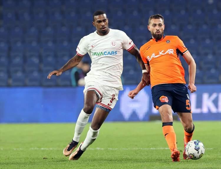 <p>Forvet: Haji Wright - Antalyaspor<br />
<br />
Gol katkısı: 21 | RCS topla buluşma: 163 | Kazandığı ikili mücadele: 140 | Çalım: 32 <br />
 </p>
