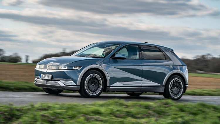 <p>Türkiye ve dünyada en çok tercih edilen modellerin SUV olması dikkatlerden kaçmadı. İşte 2022 yılında tanıtılan modeller...</p>
<p> </p>
<p>Dünyada Yılın Otomobili 2022 ödülüne layık görüldü.</p>
<p>- Hyundai Ioniq 5</p>