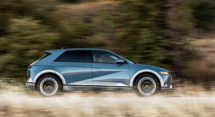 <p>Hyundai <strong>Ioniq 5</strong>, 354 km menzil, hızlı şarj desteği ile rakipleri arasından sıyrılarak birinci oldu.<br />
</p>