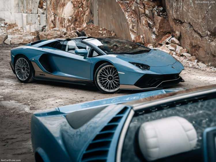 <p><strong>Lamborghini Aventador</strong></p>
