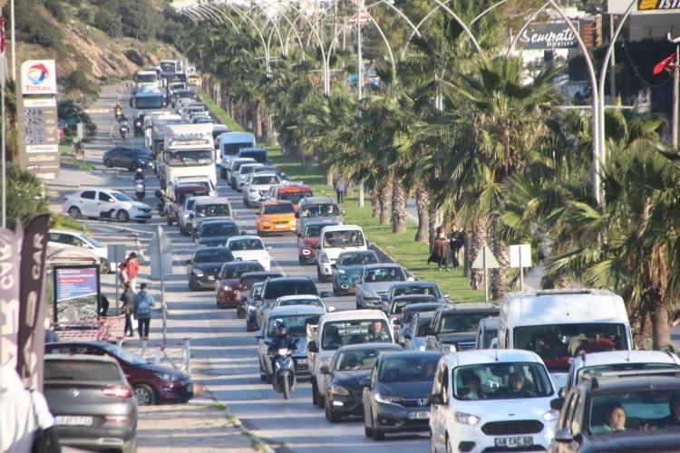 <p>Yeni yıla merhaba demek için Muğla'nın Bodrum ilçesini tercih eden vatandaşlar Cuma gününden beri kilometrelerce kuyruk oluşturdu. Son 24 saatte ilçeye 15 bin araç giriş yaptı.</p>
