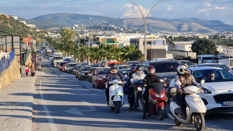 <p>İlçeye gelen tatilciler, şehir merkezi ve ana arterlerinde uzun araç kuyrukları oluştu. Araç kuyruklarının Jandarma Kavşağı’ndan Eski Hastane Kavşağı’na kadar uzadığı görüldü. Ana yoldan ilerleyemeyen araçlar, yan yollardan ve kaldırımlardan gitmeye çalıştı.</p>
