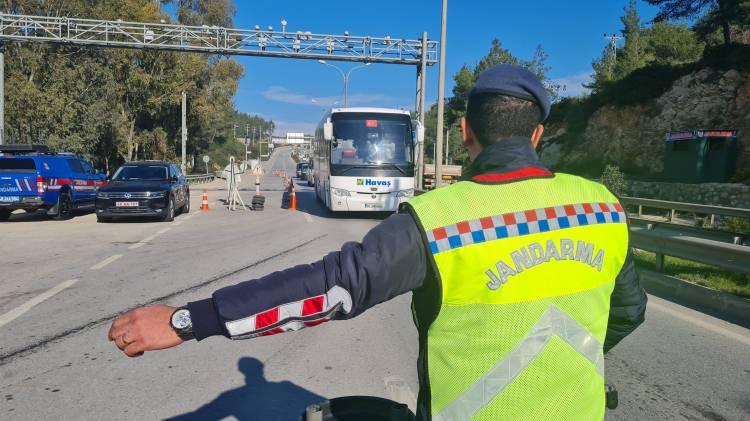 <p><strong>SON 24 SAATTE 15 BİN ARAÇ GİRİŞ YAPTI</strong></p>

<p><br />
Bodrum İlçe Jandarma Komutanlığı ekipleri, vatandaşların yeni yıla huzurlu ve güvenli bir şekilde girebilmeleri için ilçe girişinde sıkı tedbirler uyguluyor.</p>
