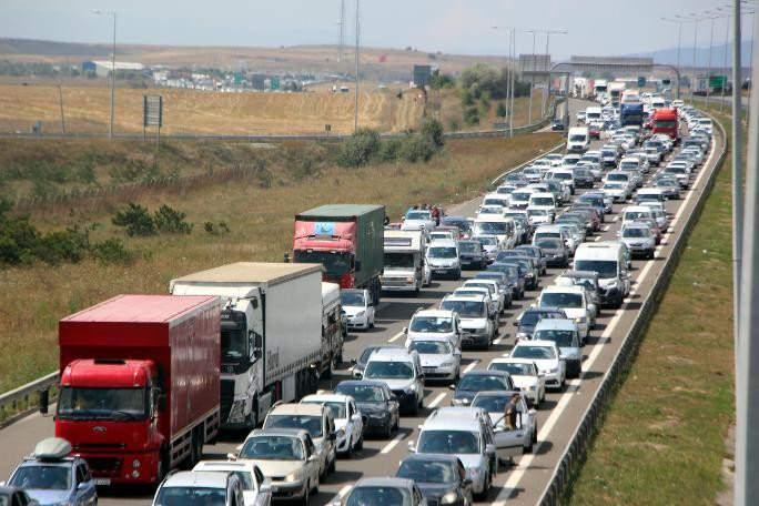 <p>Jandarma ekipleri, trafik kuralları hakkında da bilgilendirmelerde bulundu. Bodrum’a son 24 saatte 15 bin aracın girdiği öğrenildi.</p>
