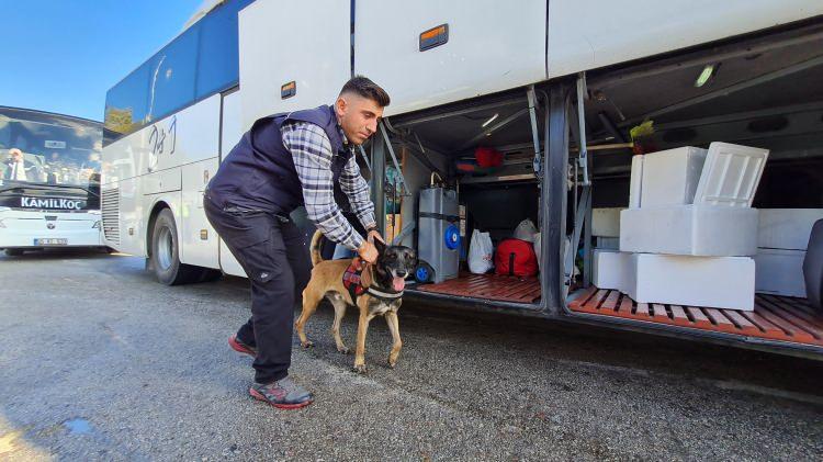 <p> Araçları tek tek kontrol eden ekiplere narkotik arama köpeği “Efor” da destek oluyor. </p>
