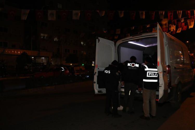 <p>Genelge çerçevesinde; kaçak/sahte alkol üretimi, dağıtımı, satışına yönelik denetimler artırılacak, ilgili kurumlarla koordinasyon sağlanacak. Günlük kiralanan yerler başta olmak üzere tüm alanlarda Kimlik Bildirme Kanununun titizlikle uygulanmasına önem verilecek, otel ve konaklama tesisleri ile ilgili gerekli tedbirler alınacak.</p>
