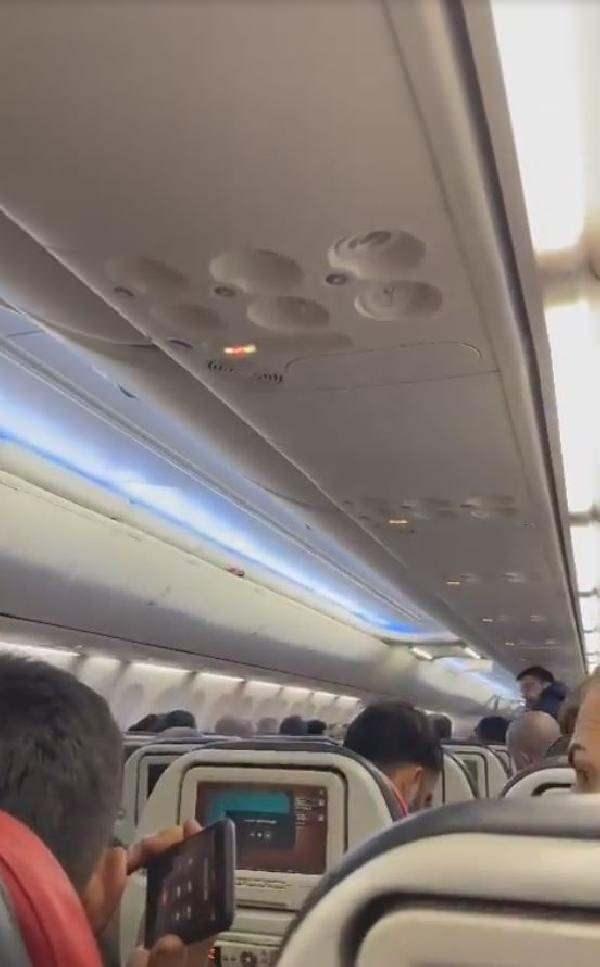 <p>İfadesinde, herkesten özür dileyen A.M.R.’yi yan koltuktaki diğer yolcuların, paniğe yol açan paylaşımı yapmaması için uyardığı belirlendi. </p>

