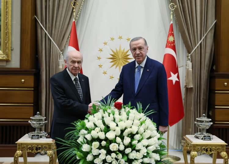 <p><strong>ERDOĞAN'DAN DOĞUM GÜNÜ TEBRİĞİ</strong></p>

<p>Cumhurbaşkanı Erdoğan, kapıda karşıladığı Bahçeli'ye, "Doğum gününüz kutlu olsun, Rabb'im daha nice yıllara sağlıkla sıhhatle kavuştursun." dedi. Bahçeli de teşekkür ederek "Amin, cümlemize." ifadesini kullandı.</p>
