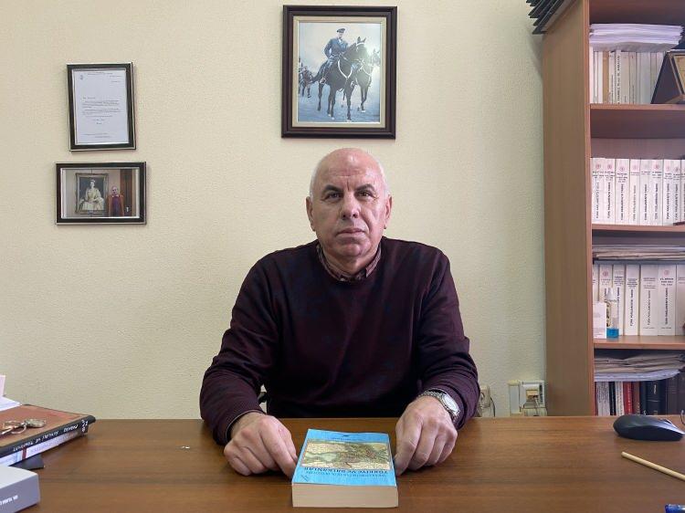 <p>ÇOMÜ İnsani ve Toplum Bilimleri Fakültesi Tarih Bölümü Öğretim Üyesi Dr. Mithat Atabay, “3 bin yıl evvel Troya Savaşları, Anadolu tarafındaki bugün Troya Ören Yeri’nin geçtiği yerde gerçekleşti. Dışarıdan gelen istilacılara karşı Anadolu halkları birleşerek bu istilacıları yenmişlerdi. 1915 yılında bu defa yine dışardan gelen istilacılar, İstanbul’u ele geçirmek ve Anadolu’ya tamamen hakim olmak için yeni bir savaş başlattılar.</p>
