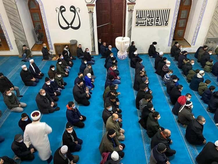 <p>Namazdan önce cami görevlilerinin okuduğu Fetih Suresi ile başlayan programda Sabah Namazını Diyanet İşleri Başkanlığı Mushafları İnceleme ve Kıraat Kurulu Başkanı Hafız Osman Şahin kıldırdı.</p>
